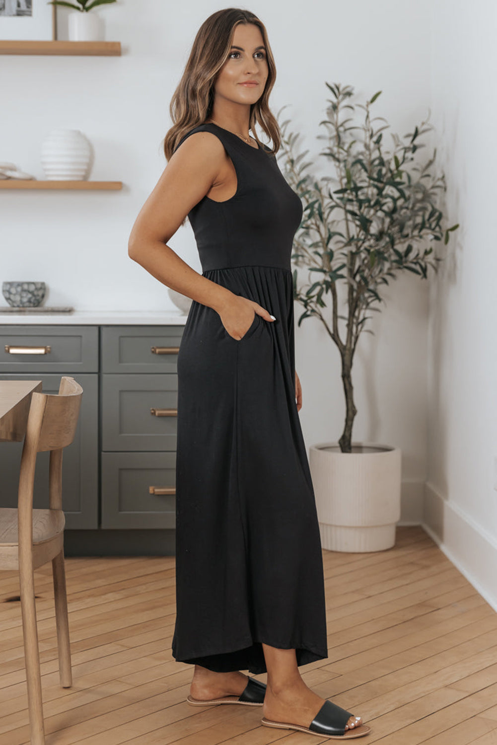 Schwarzer jumpsuit mit weitem bein und offenem rücken
