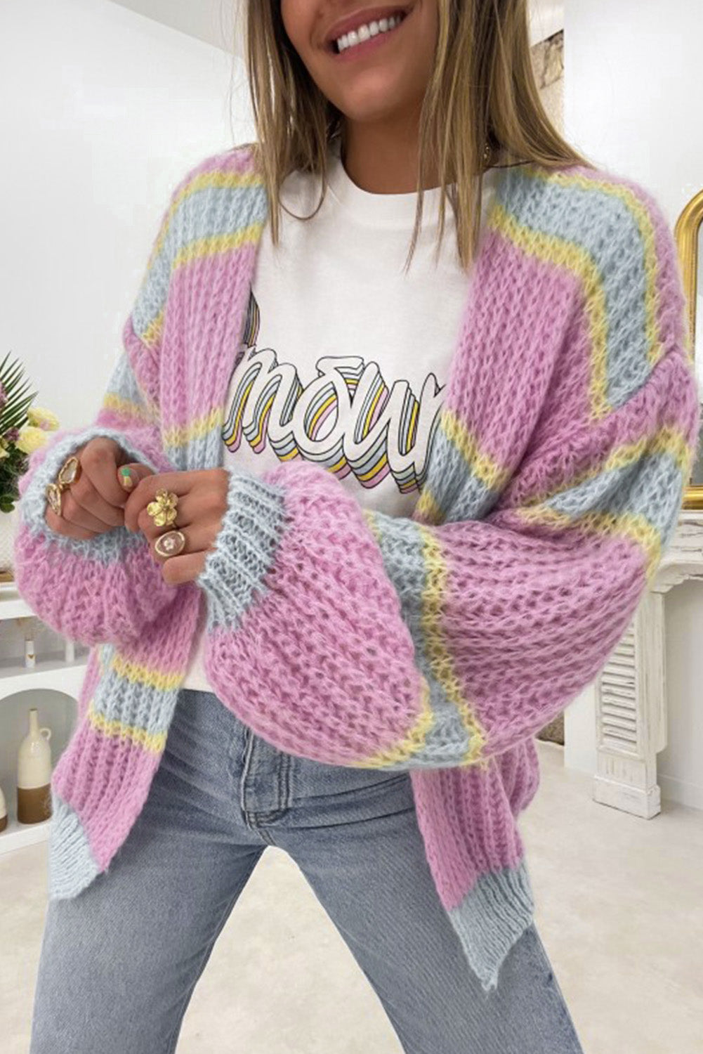 Rosa gestreifte strickjacke mit offener vorderseite und kontraststreifen