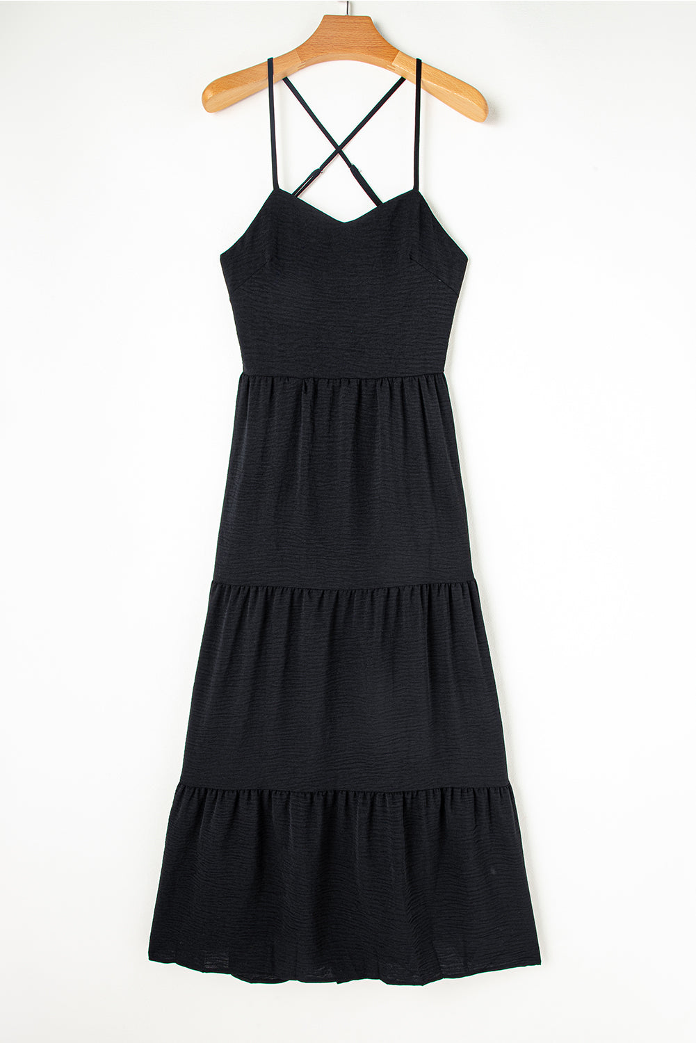 Schwarzes rückenfreies, gestuftes Maxikleid mit Crossover-Rückenausschnitt