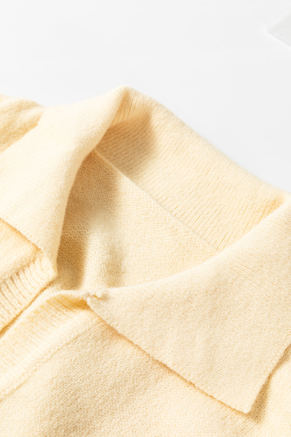 Schwarzer colorblock streifen pullover mit v-ausschnitt