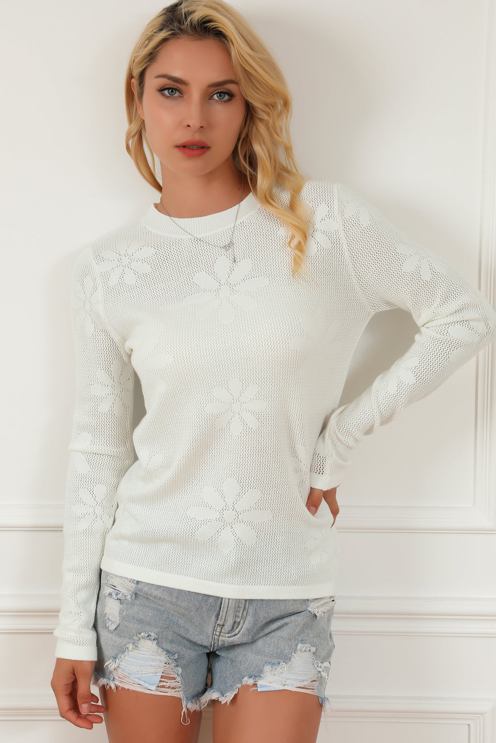 Weißer blumenstrickpullover mit langen ärmeln