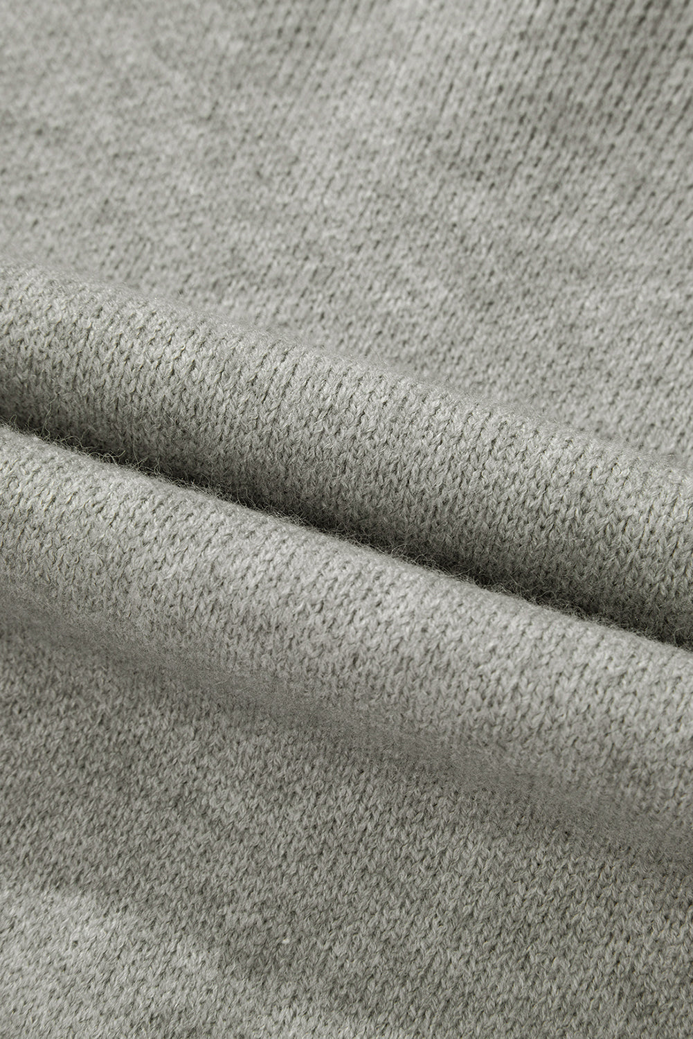 Hellgrauer pullover mit blumenärmeln und hängeschultern