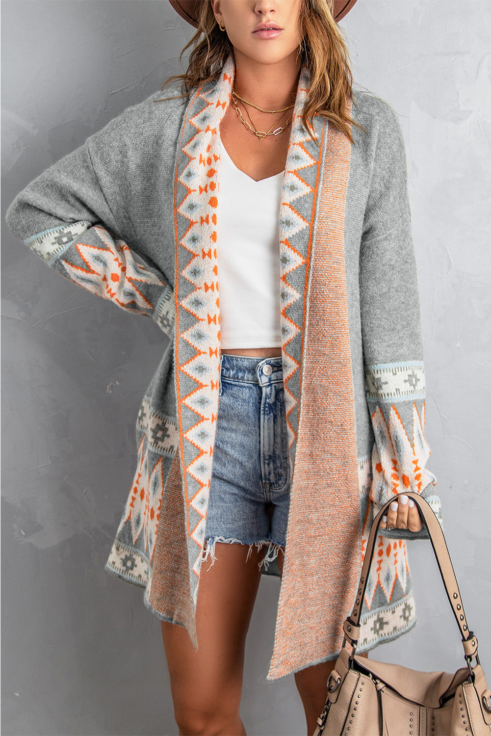 Graue strickjacke mit aztekenmuster und offener vorderseite