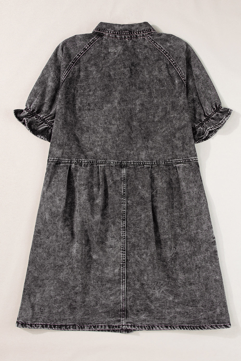 Mittelgraues Mineralwaschung gerafftes Kurzarm-Denimkleid mit Knöpfen