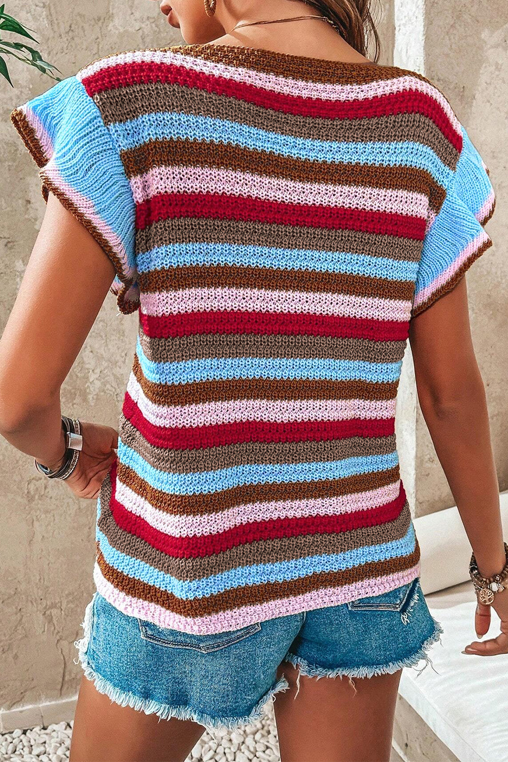 Mehrfarbig gestreifter pullover mit gerafften ärmeln und v-ausschnitt
