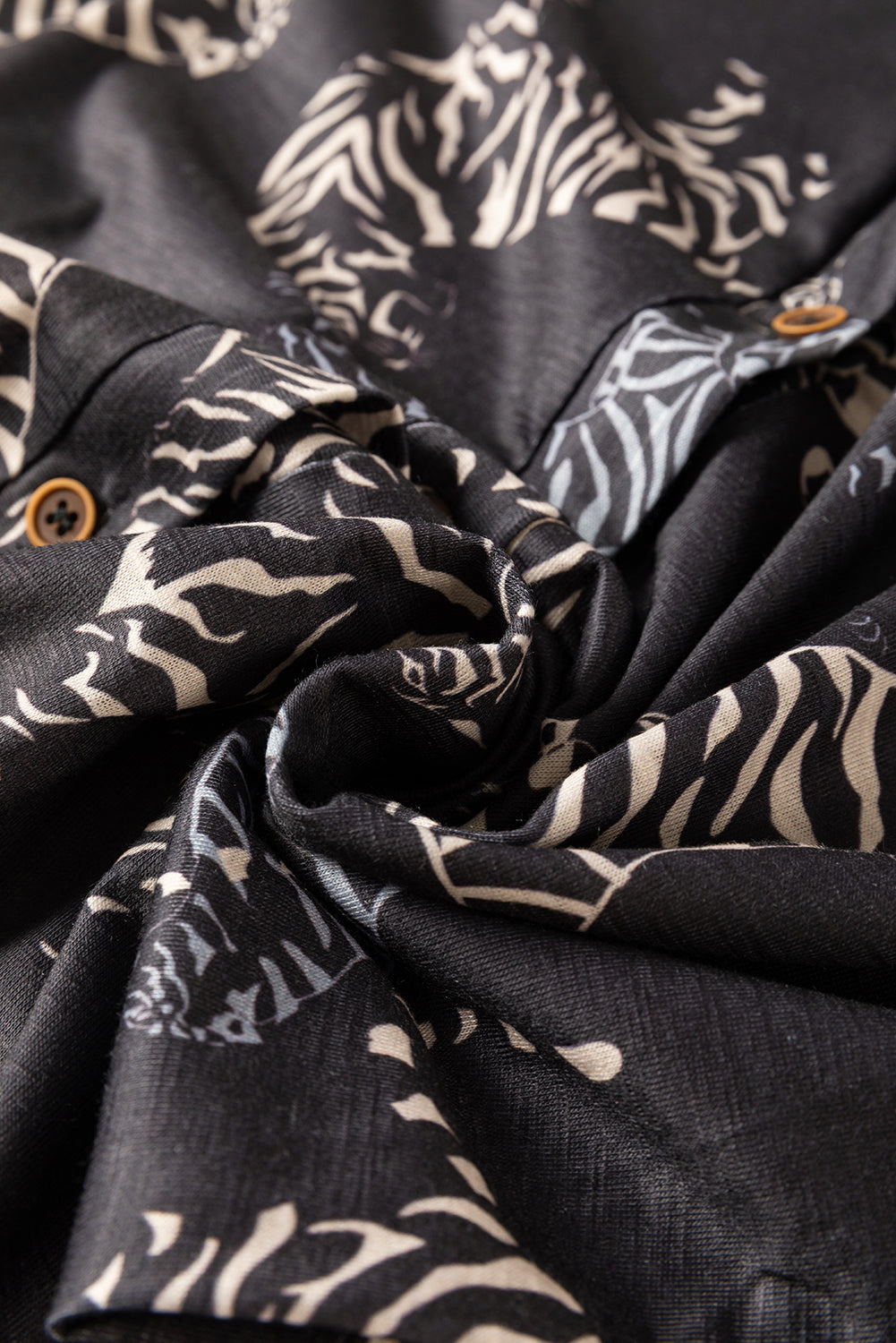 Schwarze wild tiger print knopfleiste strickjacke
