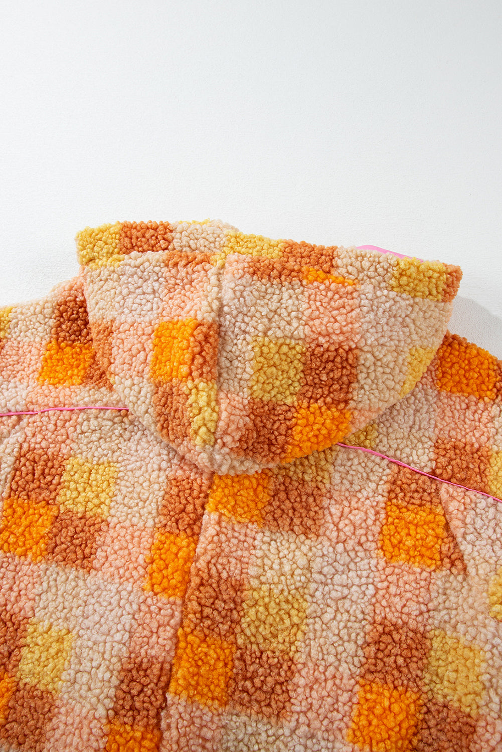 Orange karierte sherpa-kapuzenjacke
