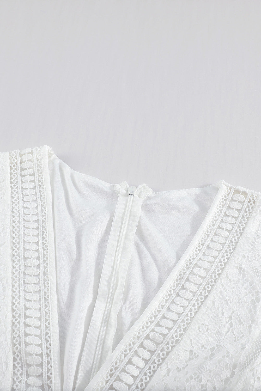 Weißes maxikleid mit v-ausschnitt und hoher taille aus spitze