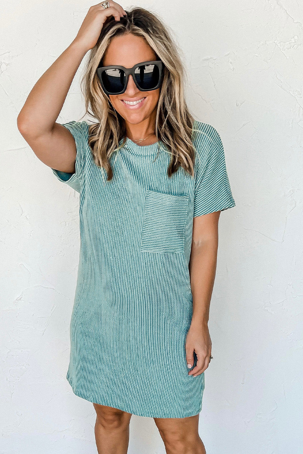 Blau gestreiftes rippenstrick-t-shirt-shiftkleid