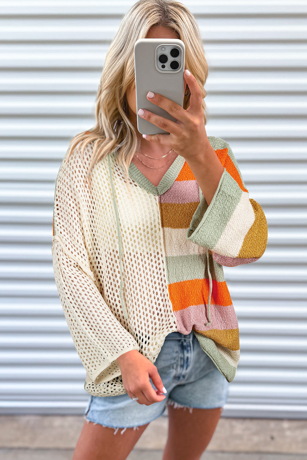Beige übergroßer colorblock pullover mit kapuze und v-ausschnitt
