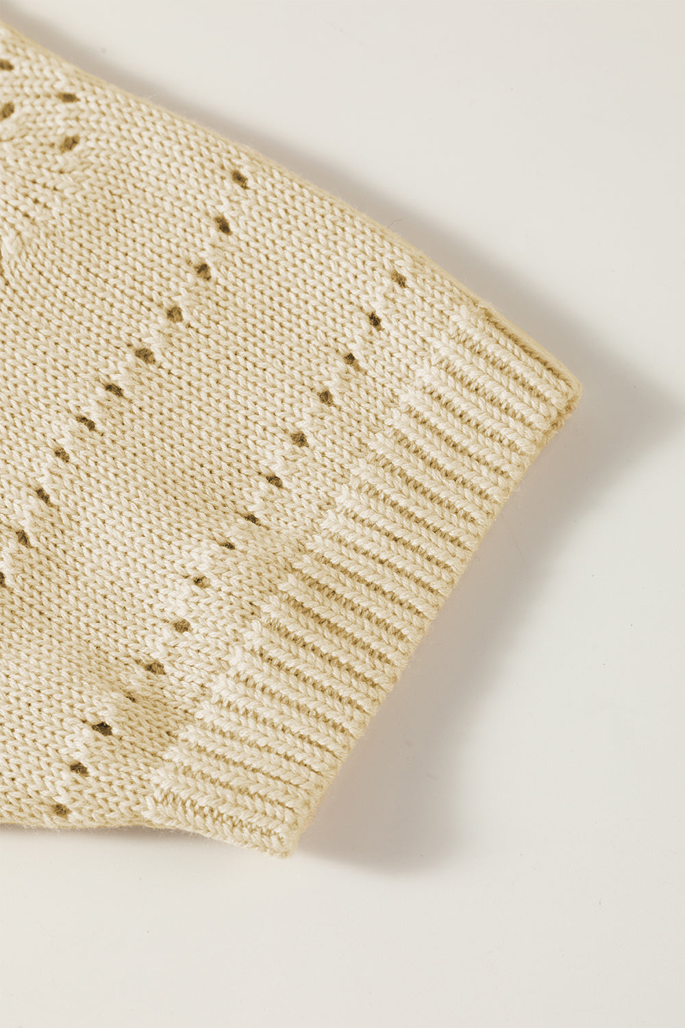 Beige gestrickter kurzarm-kropfpullover