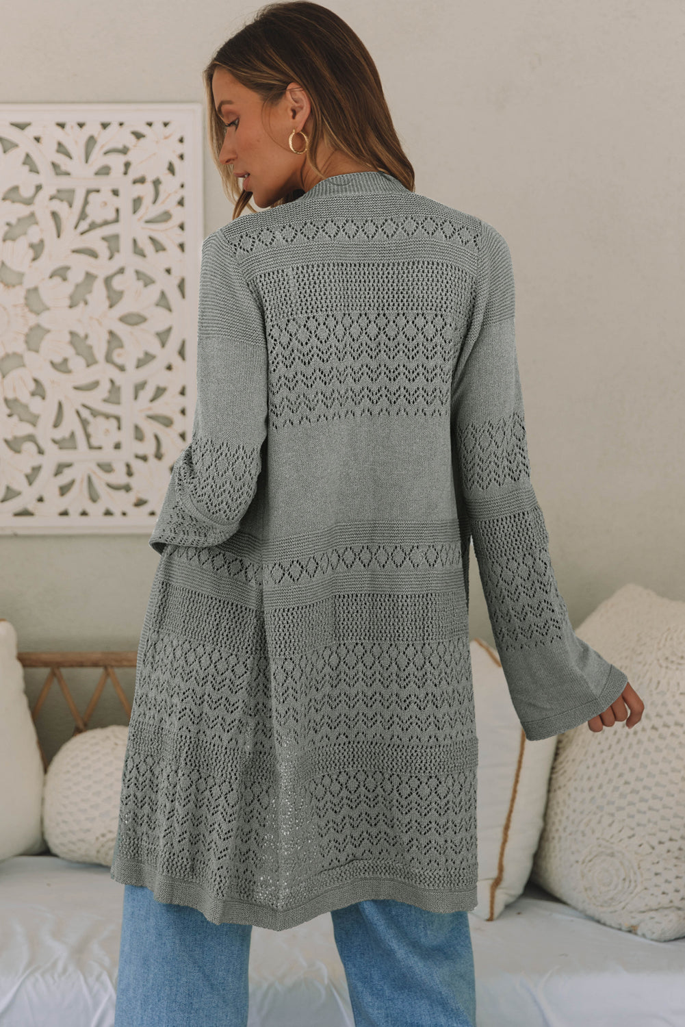 Graue pointelle-strickjacke mit offener vorderseite