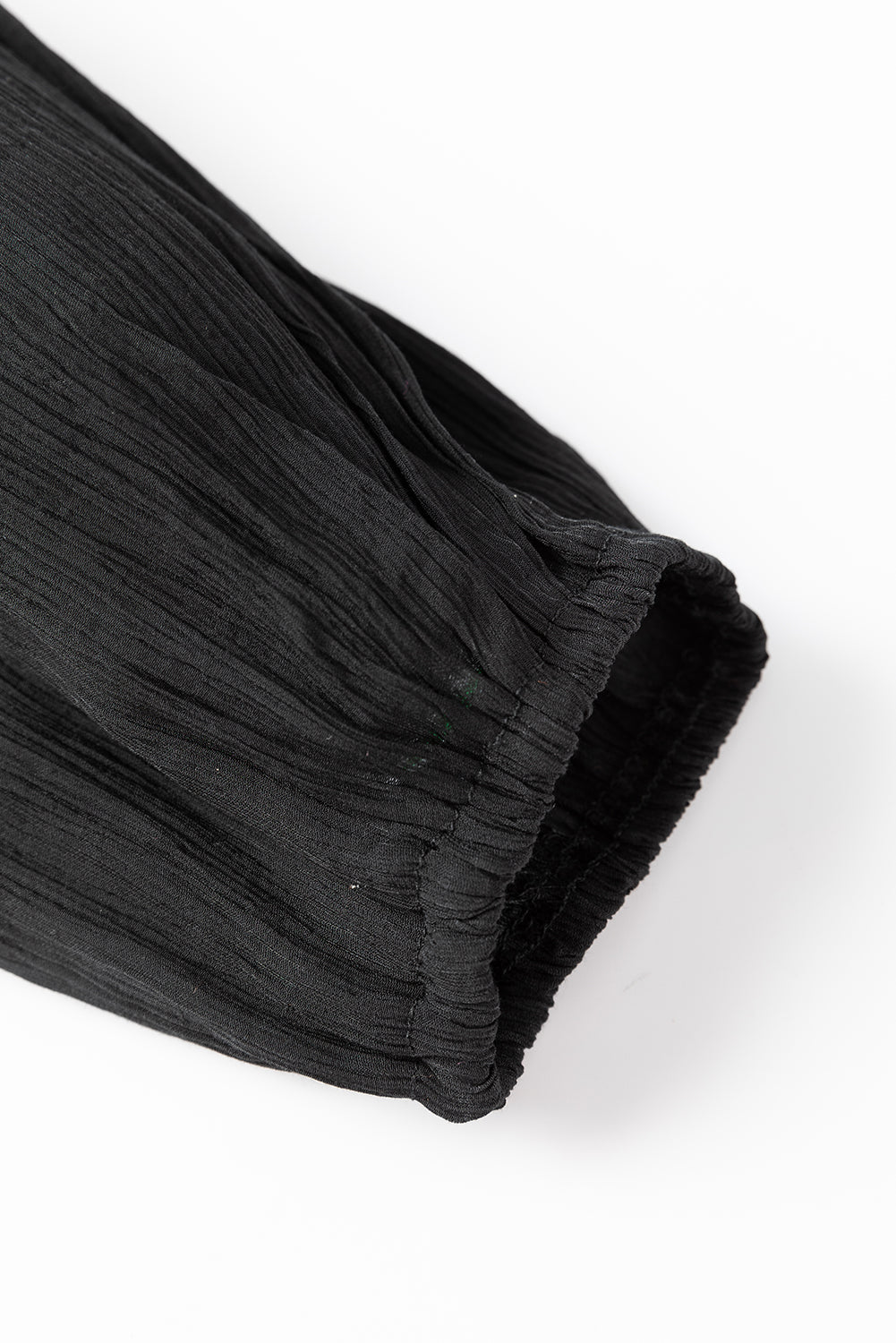 Schwarzes v-ausschnitt-schleifenknoten-ausschnitt-rüsche gestuftes maxikleid