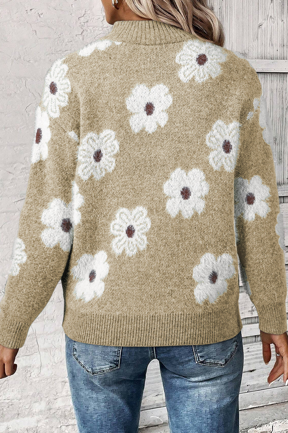Khakifarbener pullover mit floralem muster und halber öffnung an der schulter