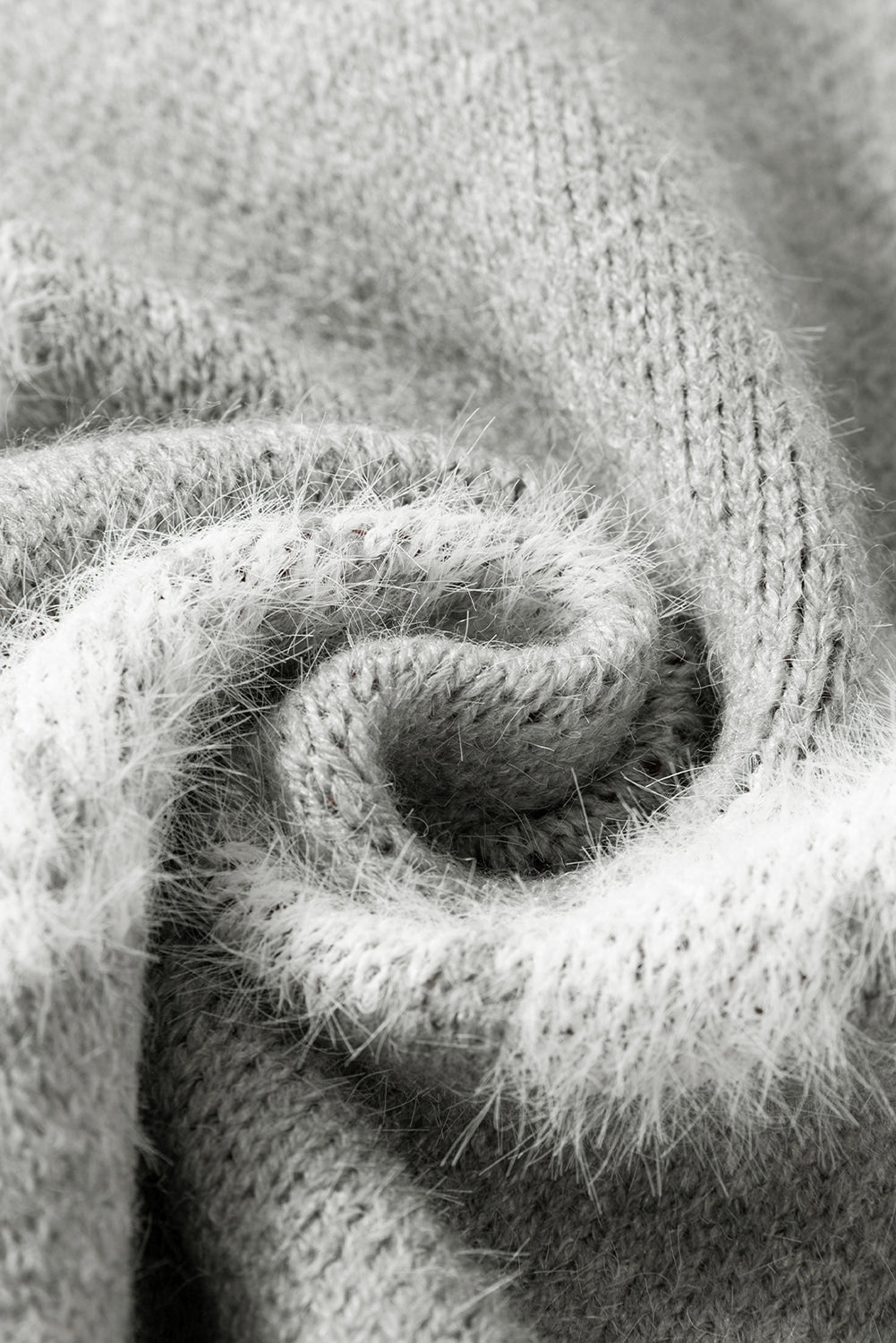 Grauer pullover mit floralem muster und halbem reißverschluss an der schulter
