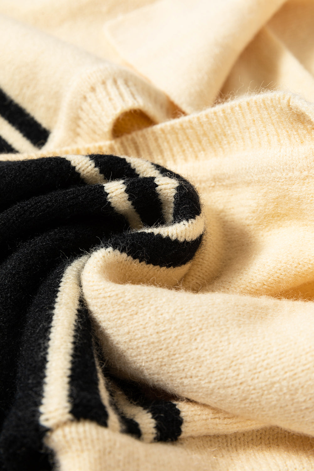 Schwarzer colorblock streifen pullover mit v-ausschnitt