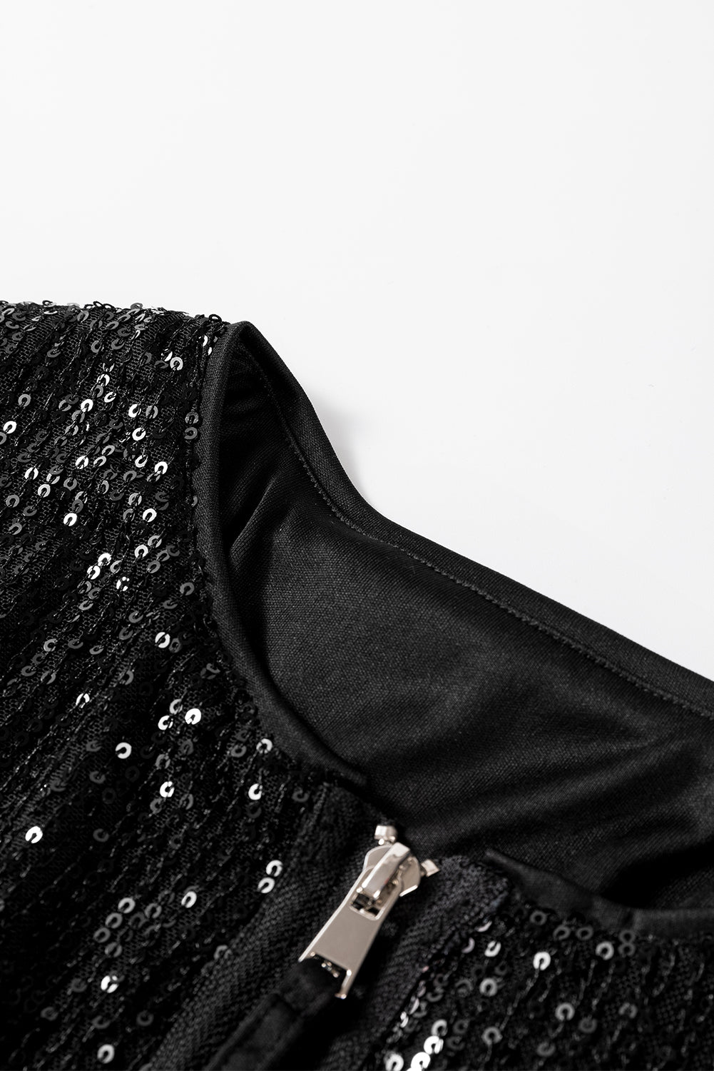 Schwarze paillettenjacke mit rundhalsausschnitt und langen ärmeln