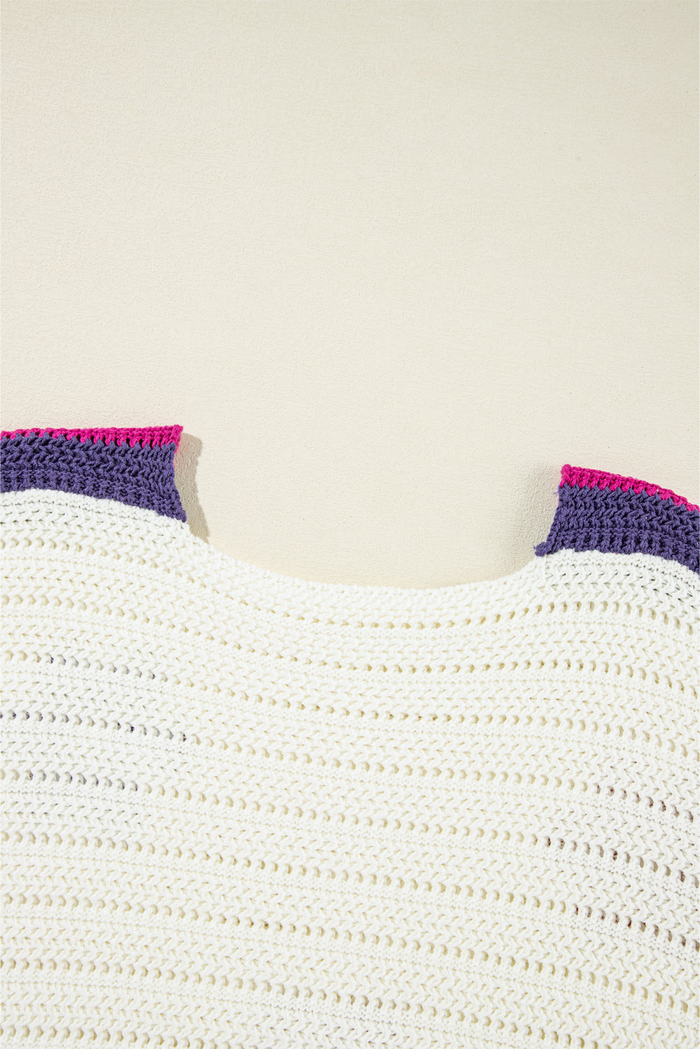 Weißer gänseblümchen-pointelle-strickpullover