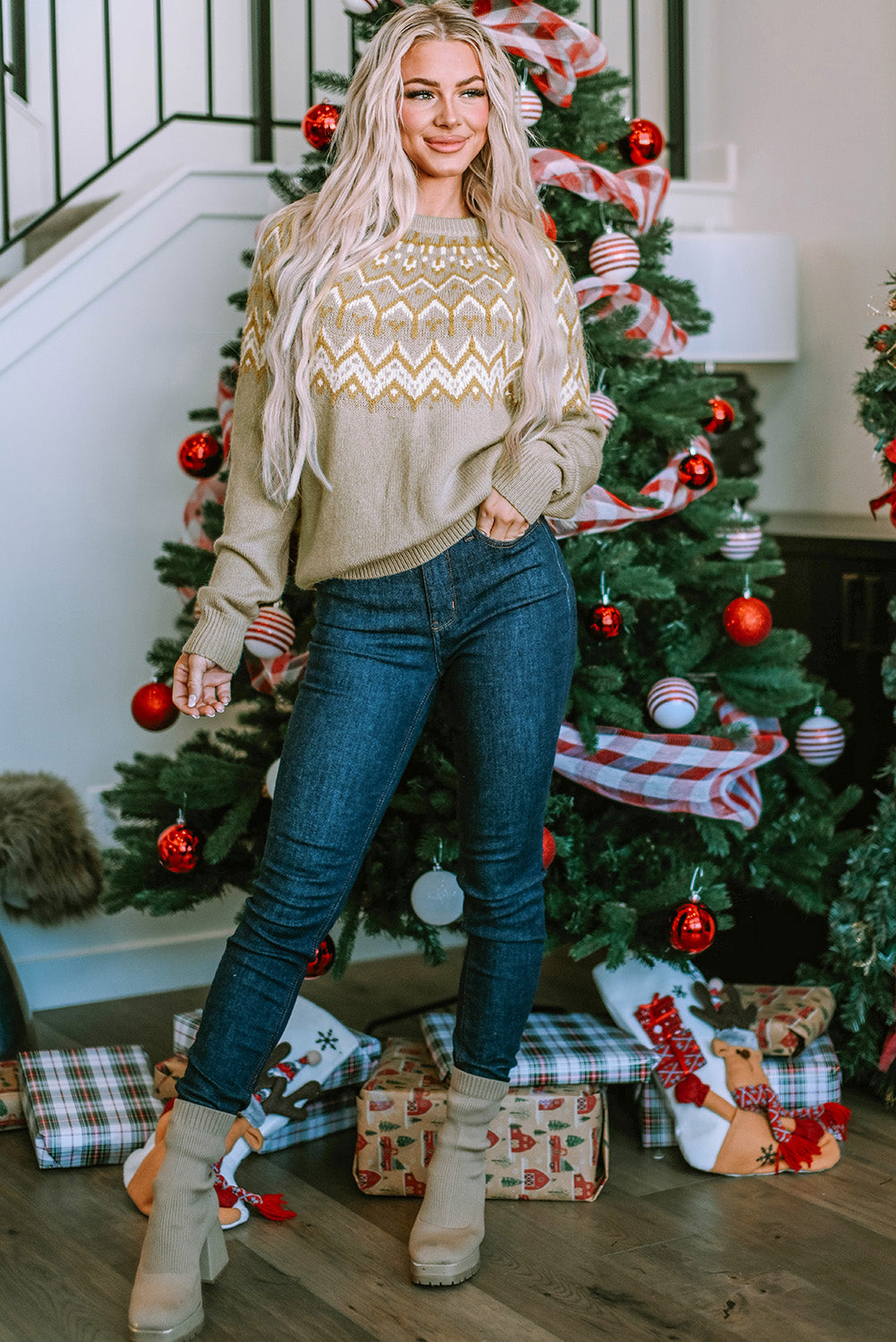 Grauer pullover mit geometrischem muster und geripptem rundhalsausschnitt