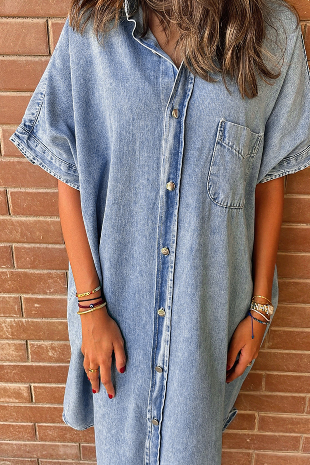Hellblaues lockeres Hemd mit kurzen Ärmeln und mittlerer Waschung Chambray-Kleid