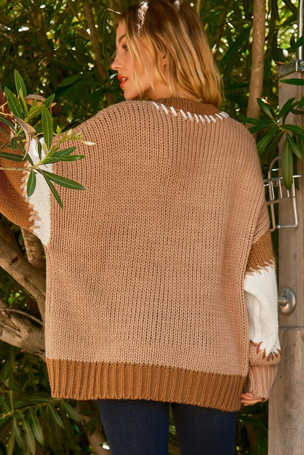 Helles french beige farbblock-kontrastnähte pullover in übergröße