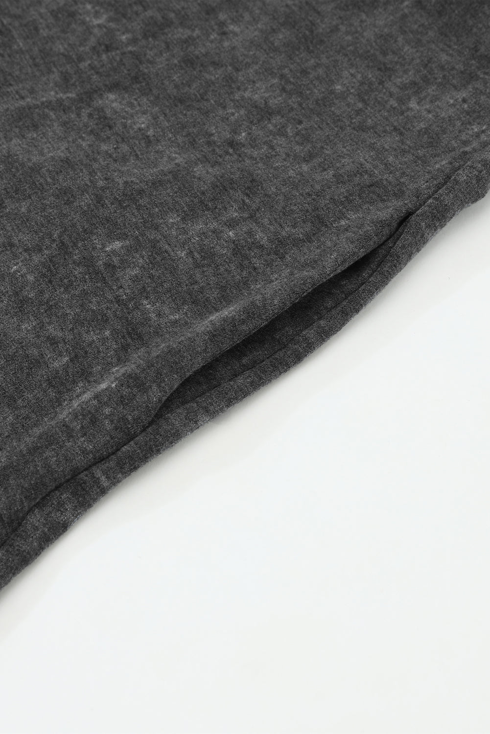 Schwarzer cardigan mit offener tasche und fransensaum