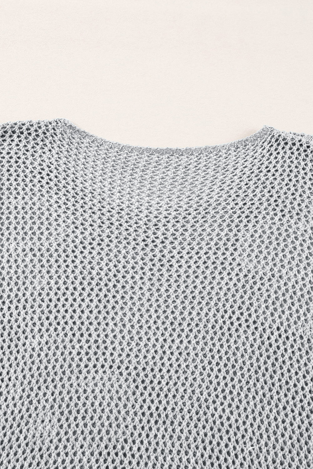 Hellgrauer pullover mit großer blume, hohl gestrickt und schulterfrei