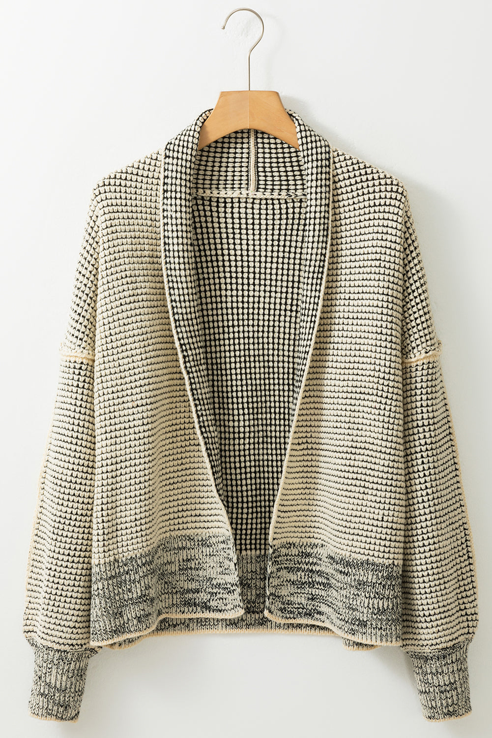 Aprikosenfarbene karierte strickjacke mit kontrastbesatz und offener vorderseite