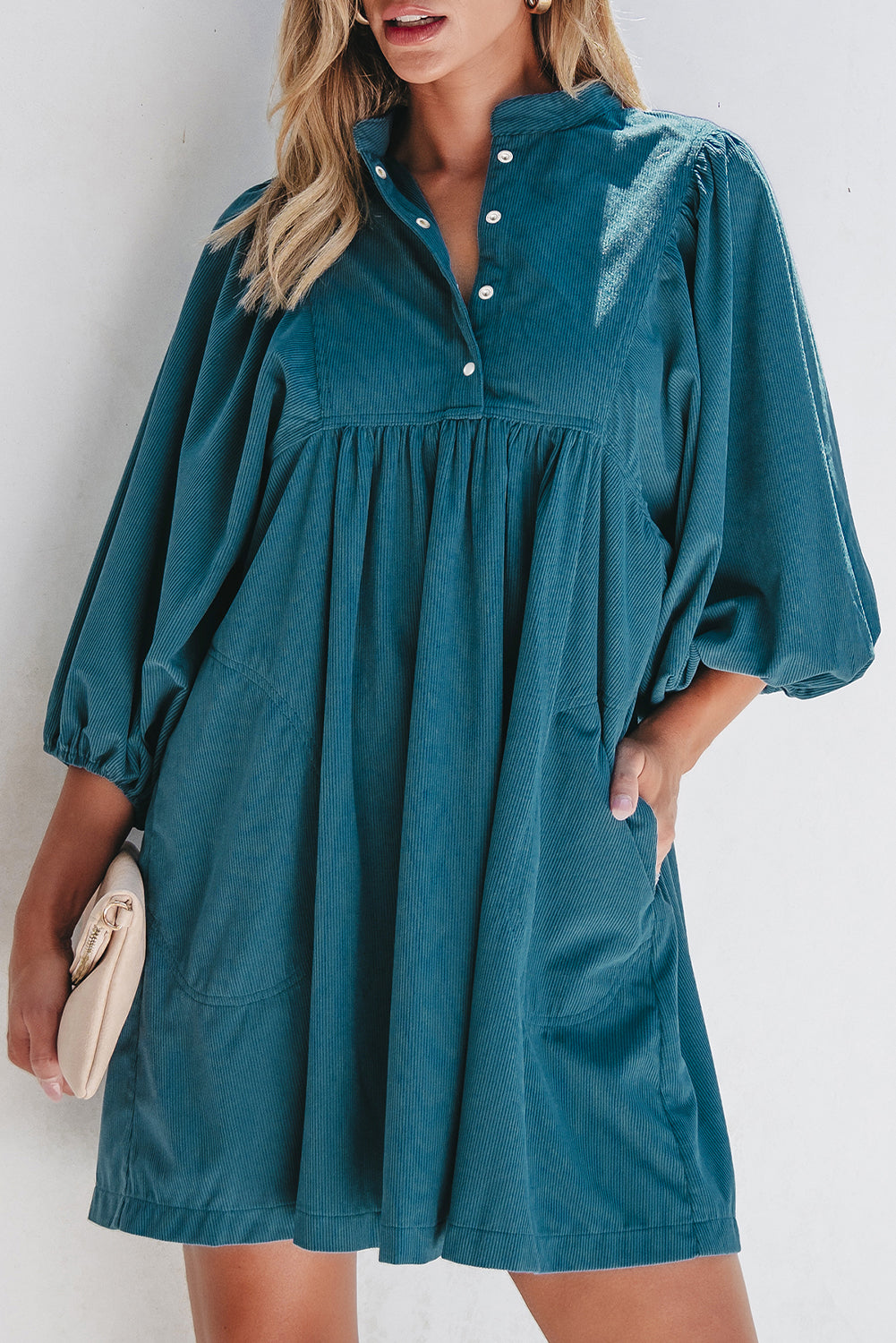 Blaues cord-knopf-kleid mit empire-taille und armband-ärmeln