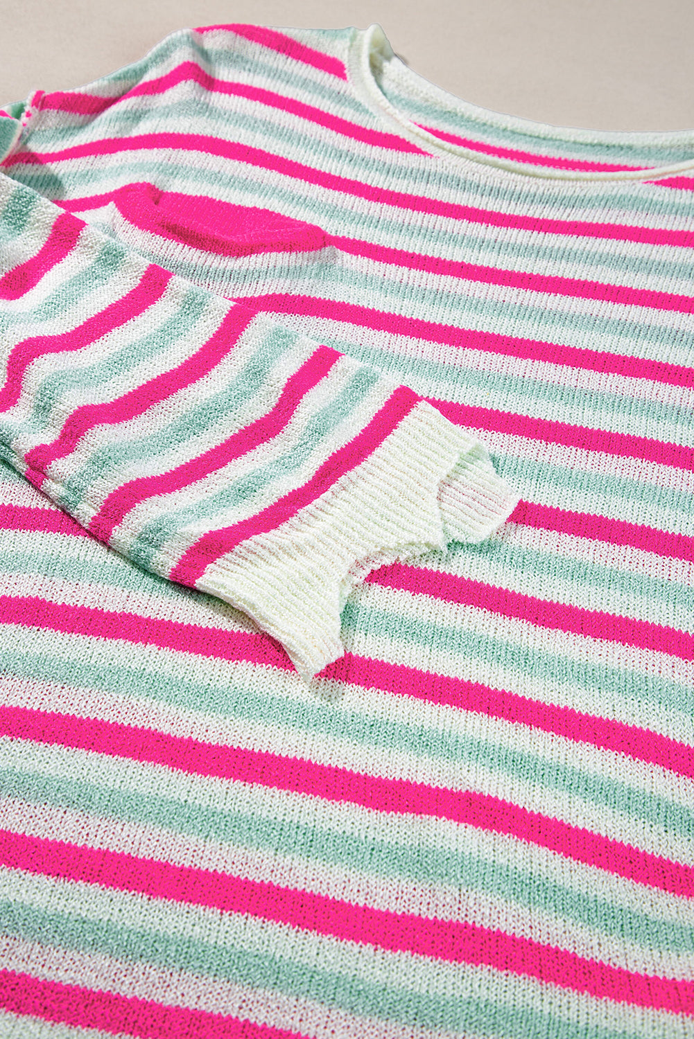 Rosa gestreifter pullover mit übergroßen schultern und tasche