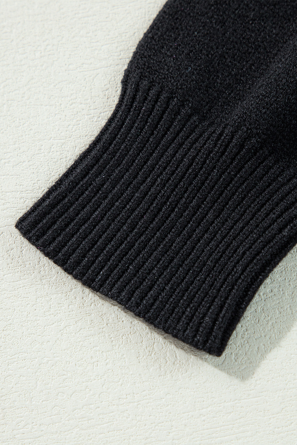 Schwarzer boo strickpullover mit geripptem rand und schultern