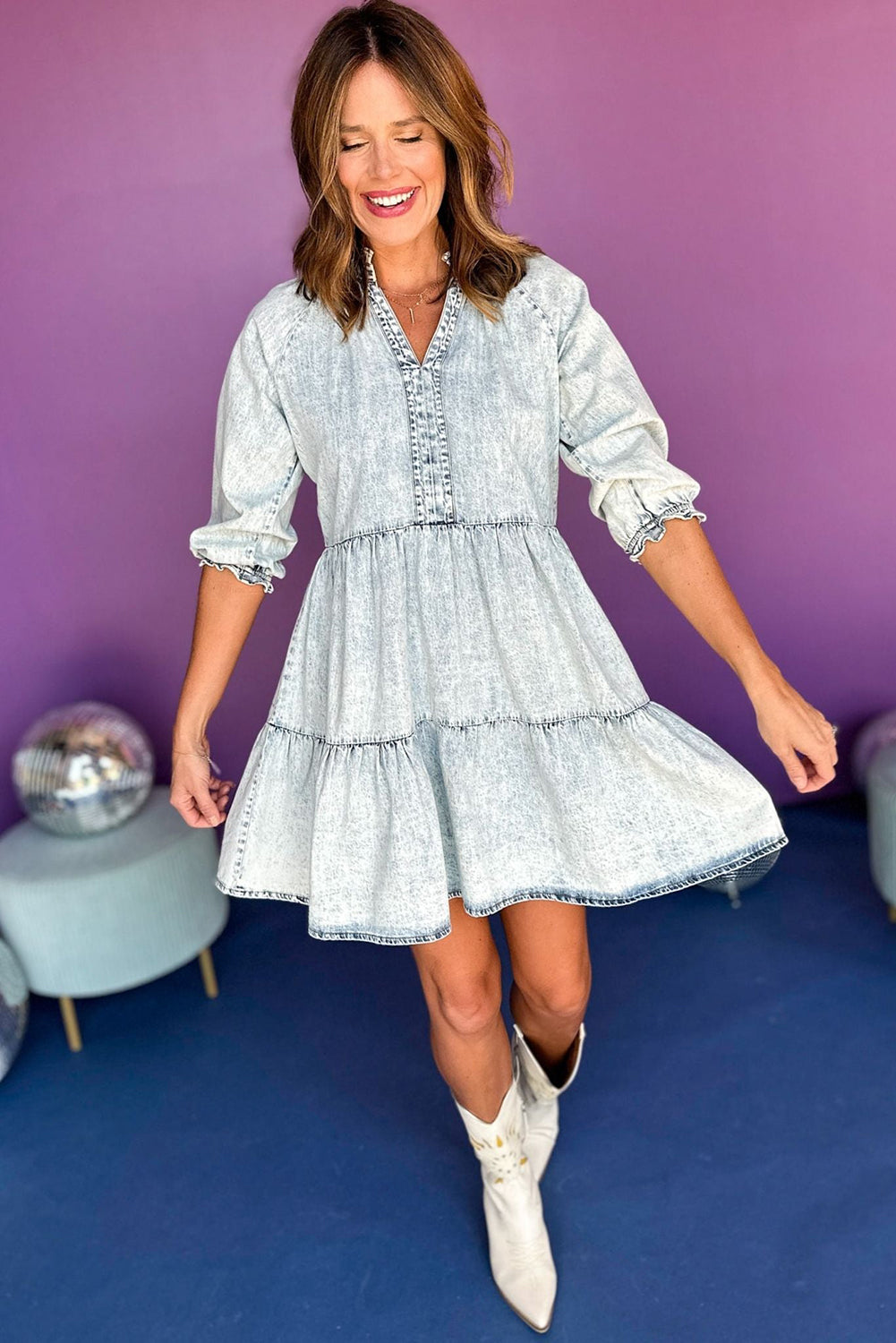 Dunkelblaues acid wash retro denim kleid mit halben ärmeln