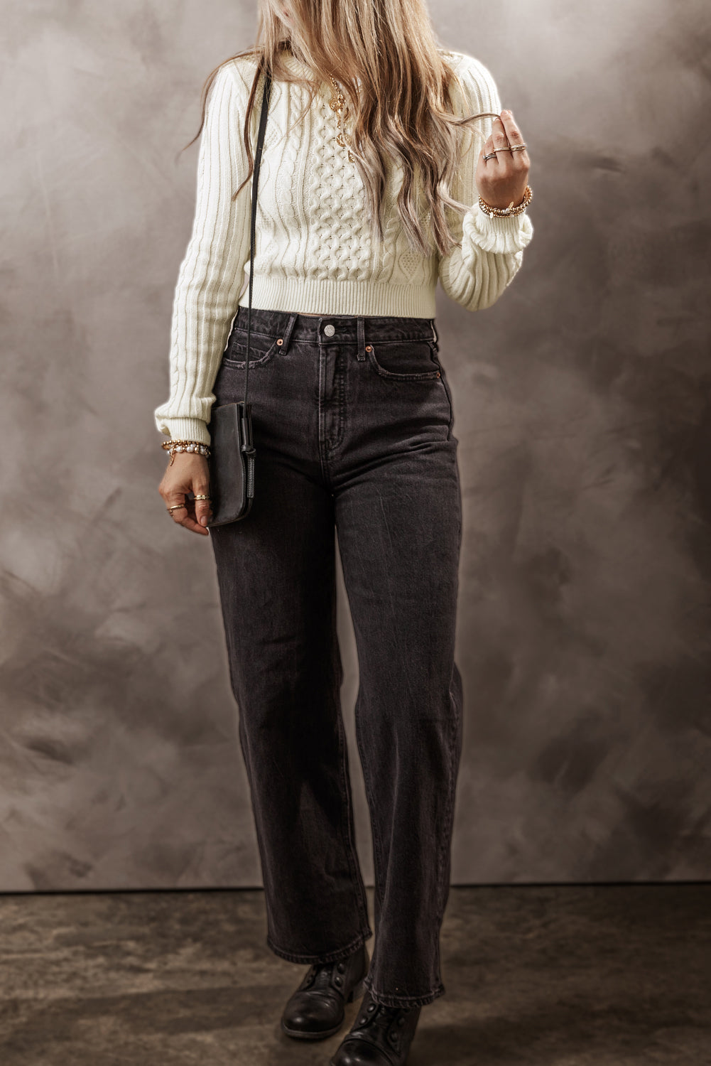 Weißer strickpullover mit zopfmuster