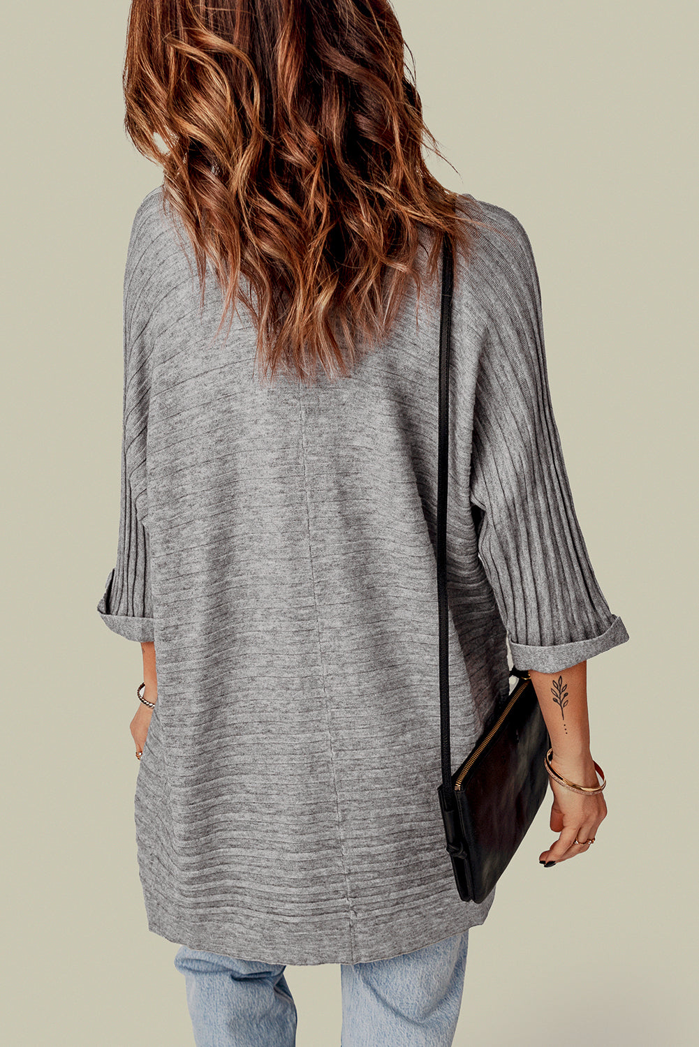 Grauer gerippter strickcardigan mit offener vorderseite
