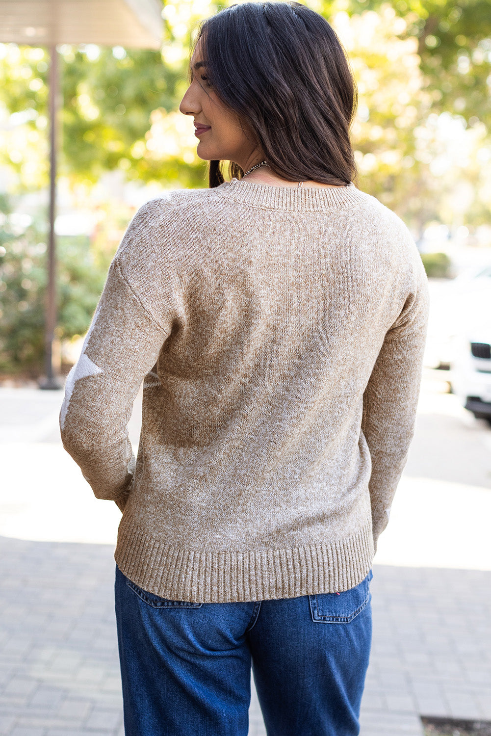 Khakifarbener pullover mit sternchenmuster und tropfenschulter
