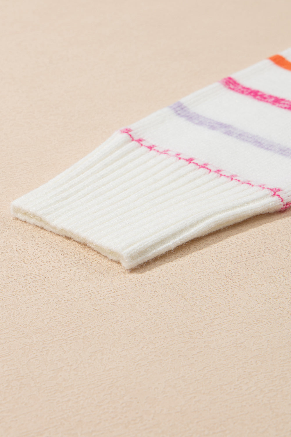 Weißer bunt gestreifter pullover mit rippstrickmuster