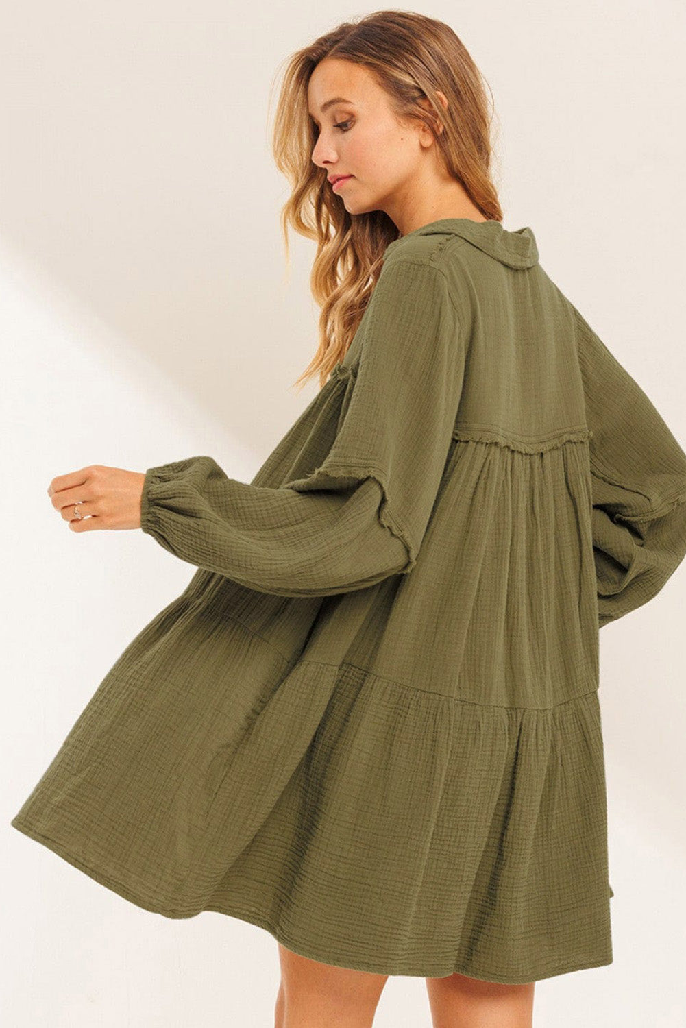 Grünes ausgefranstes kleid mit ausgestelltem puffärmel und schlitzausschnitt