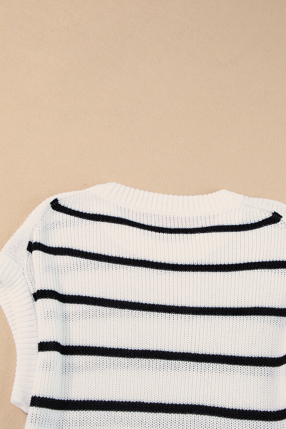 Weißer gestreifter rundhals-pullover mit fledermausärmeln