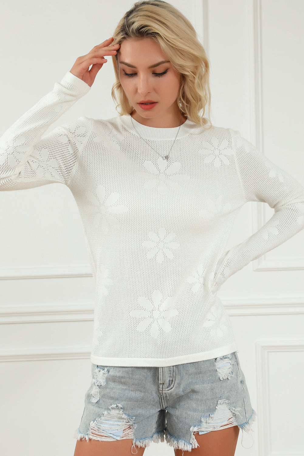 Weißer blumenstrickpullover mit langen ärmeln