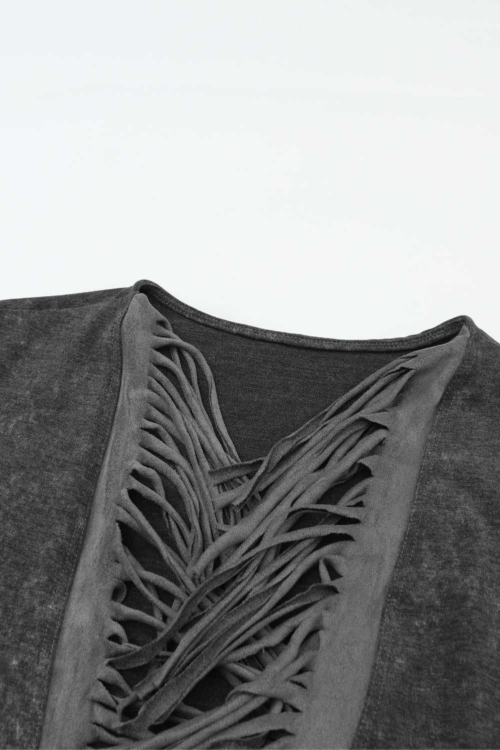 Schwarzer cardigan mit offener tasche und fransensaum