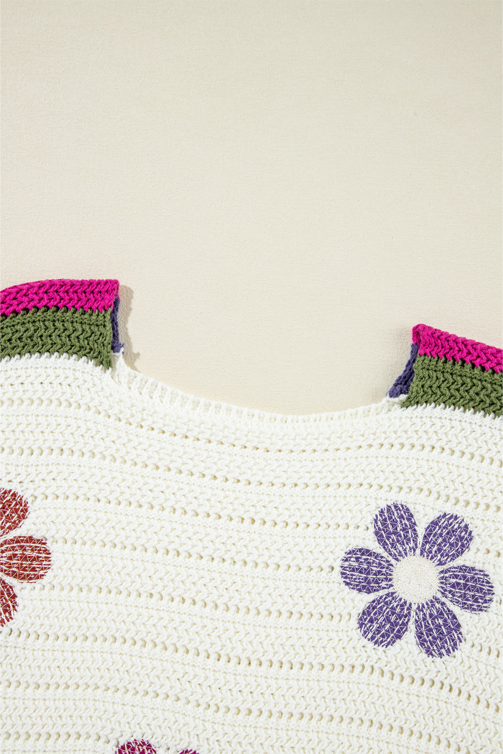 Weißer gänseblümchen-pointelle-strickpullover