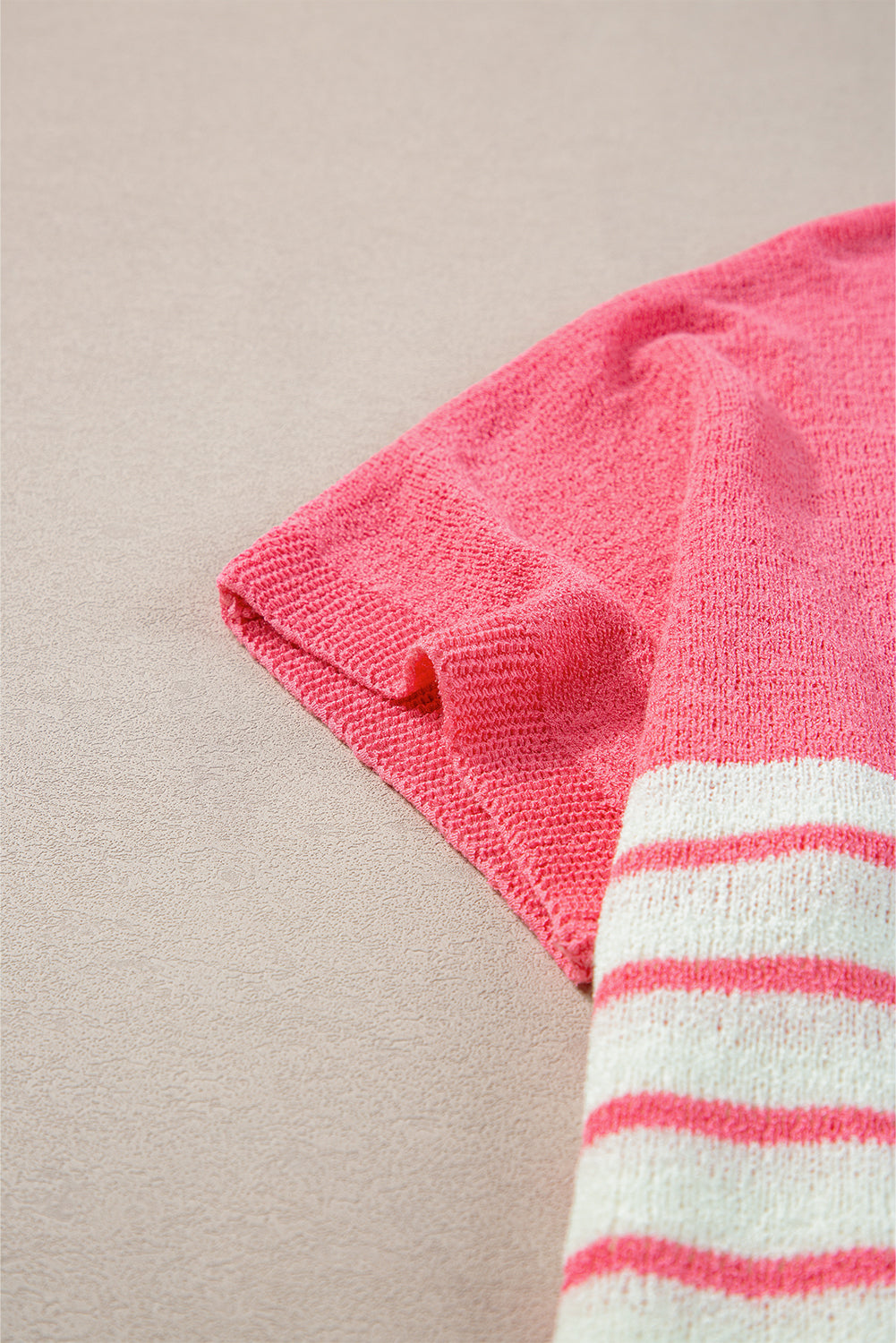 Erdbeerrosa kontraststreifen v-ausschnitt gestricktes kurzarm-top