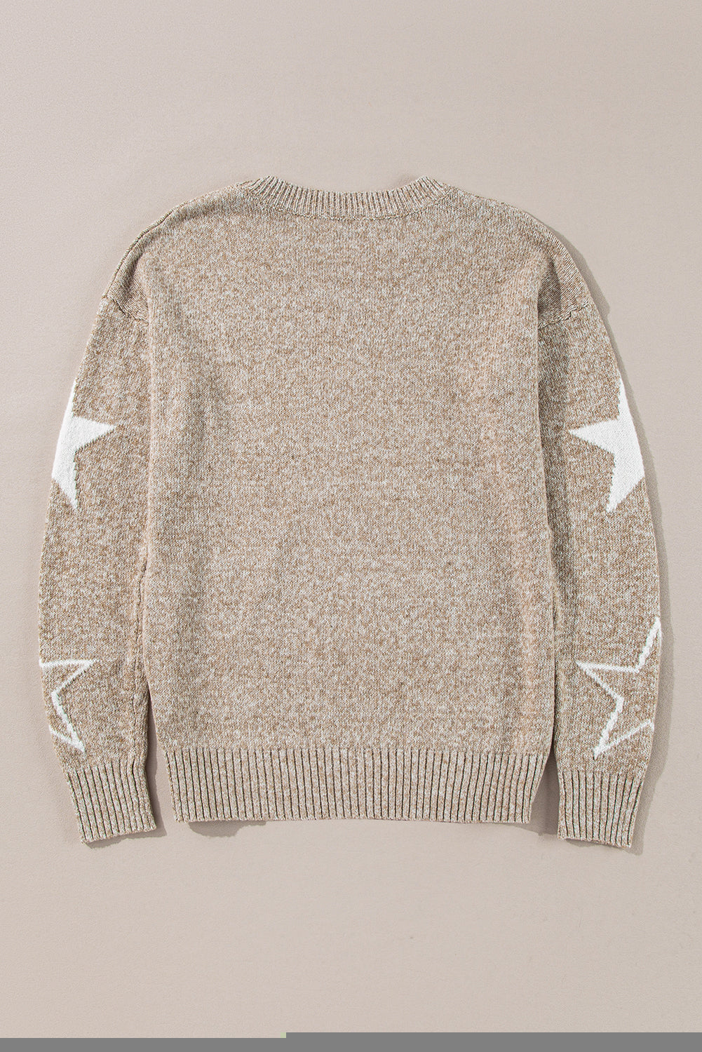 Khakifarbener pullover mit sternchenmuster und tropfenschulter