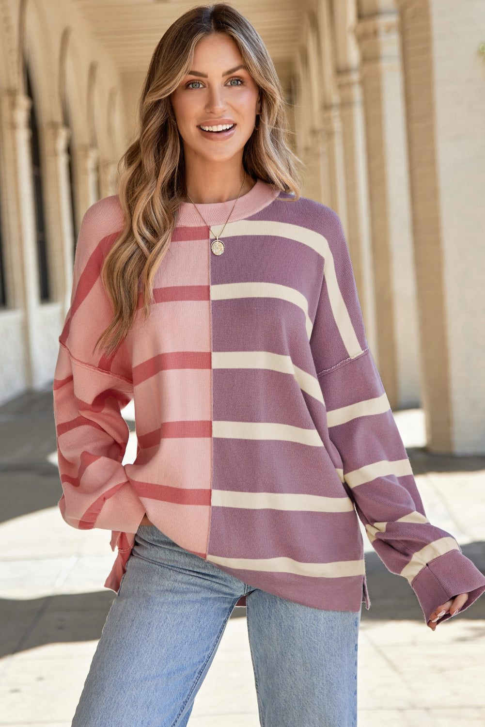 Rosa gestreifter colorblock-pullover in übergröße