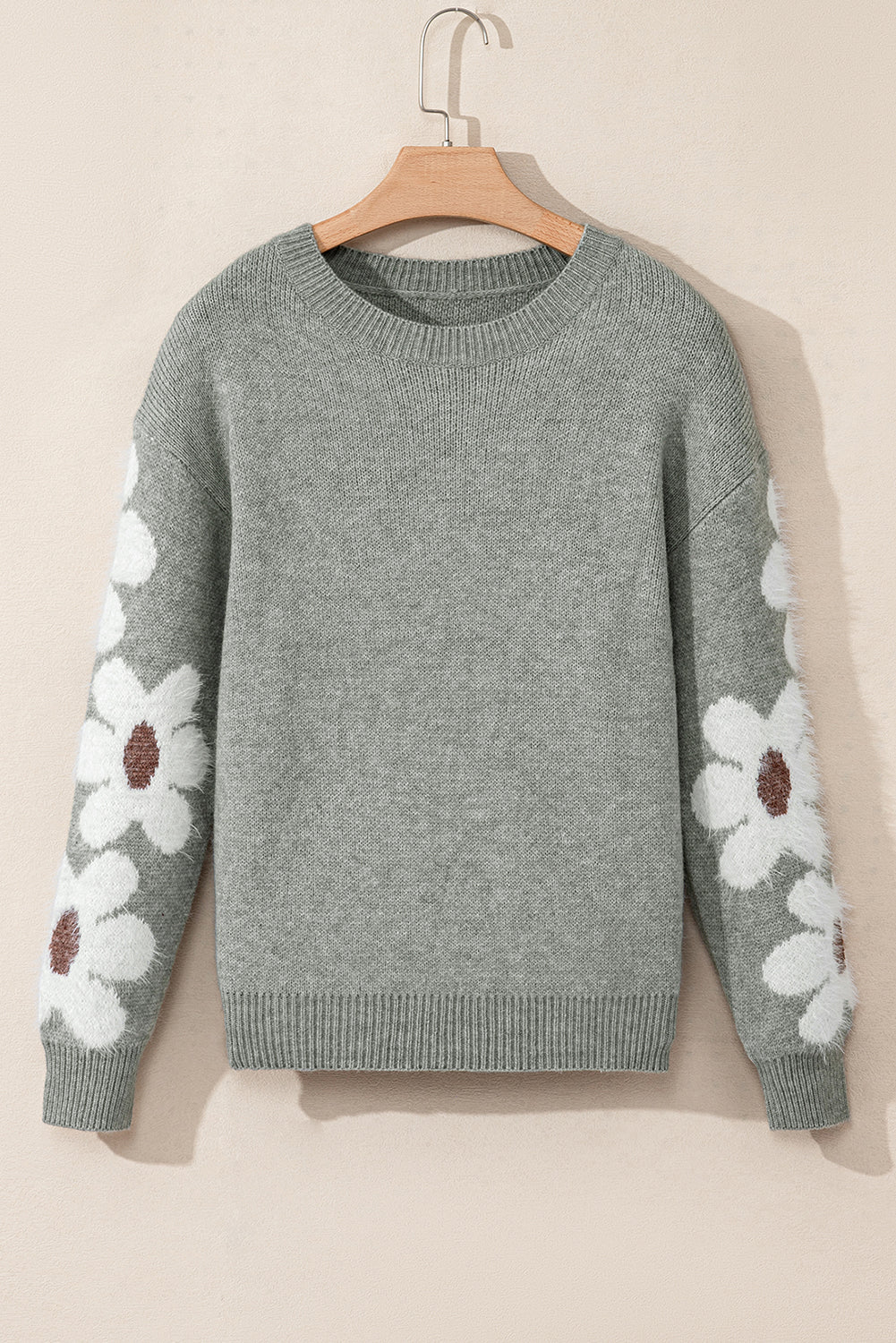 Hellgrauer pullover mit blumenärmeln und hängeschultern