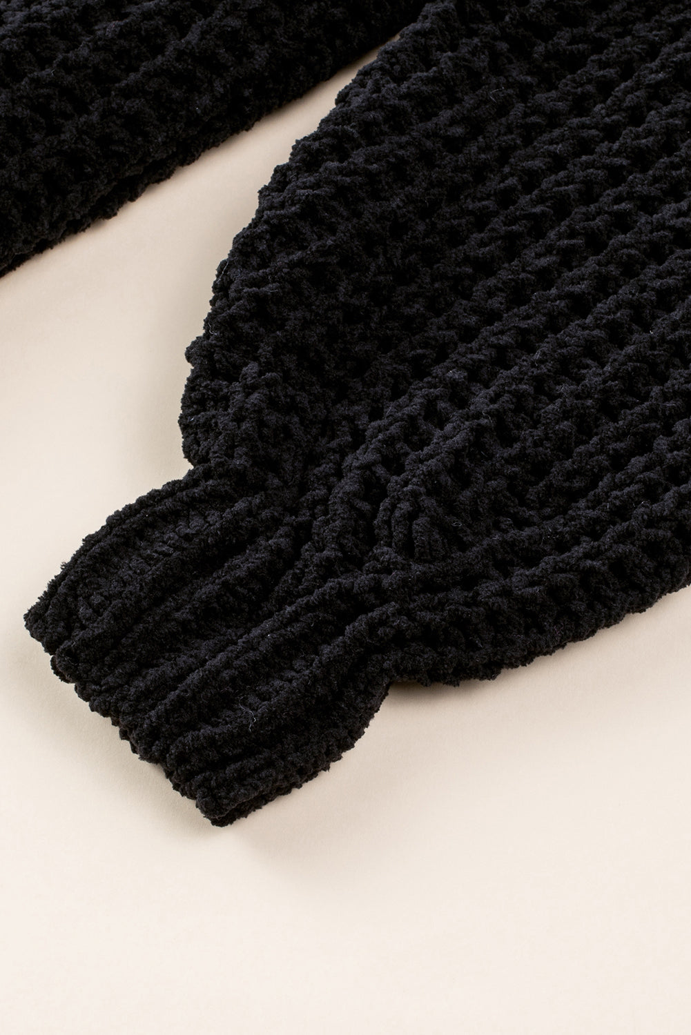 Schwarzer strickcardigan mit knöpfen an der vorderseite und hängeschultern