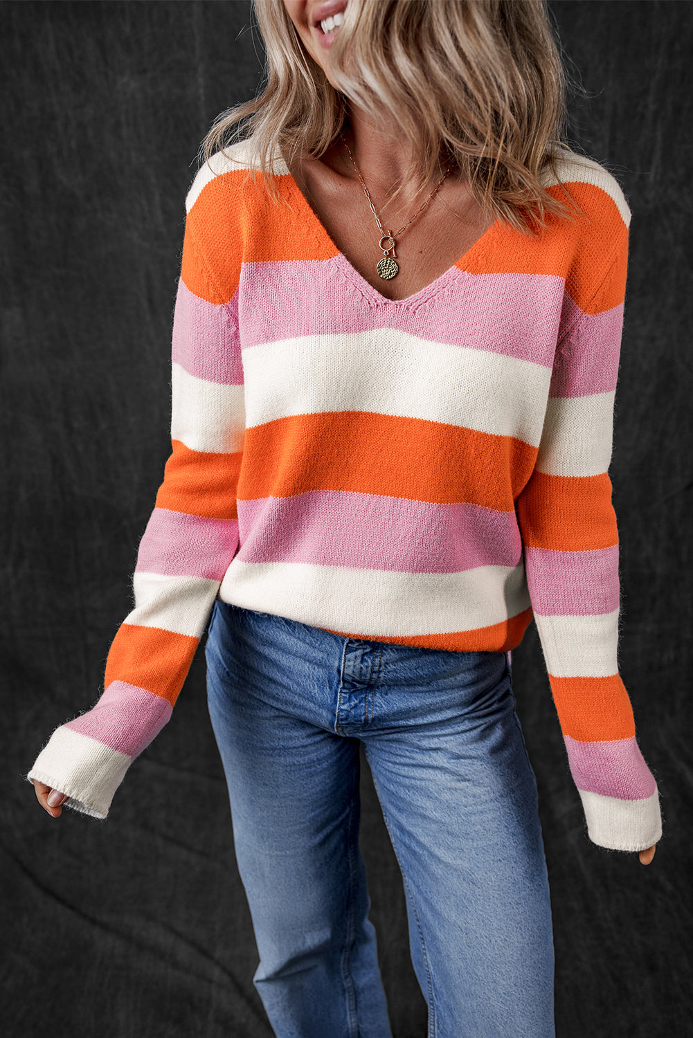 Orange gestreifter colorblock v-ausschnitt freizeitpullover