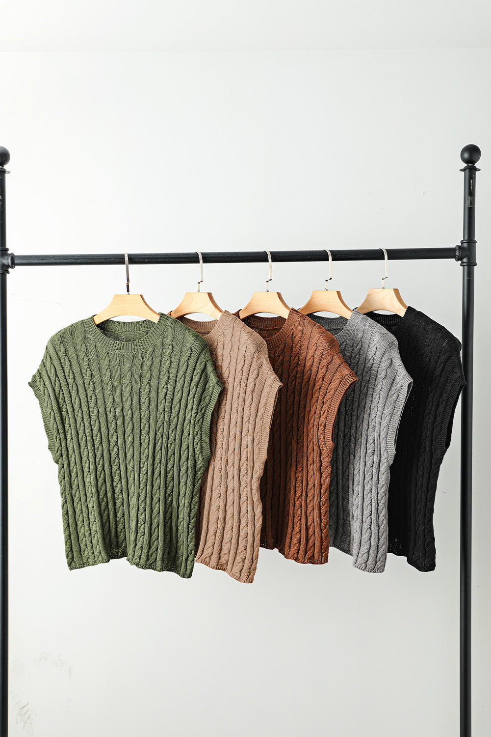 Schwarzer kurzarmpullover mit rundhalsausschnitt aus kabelstrick