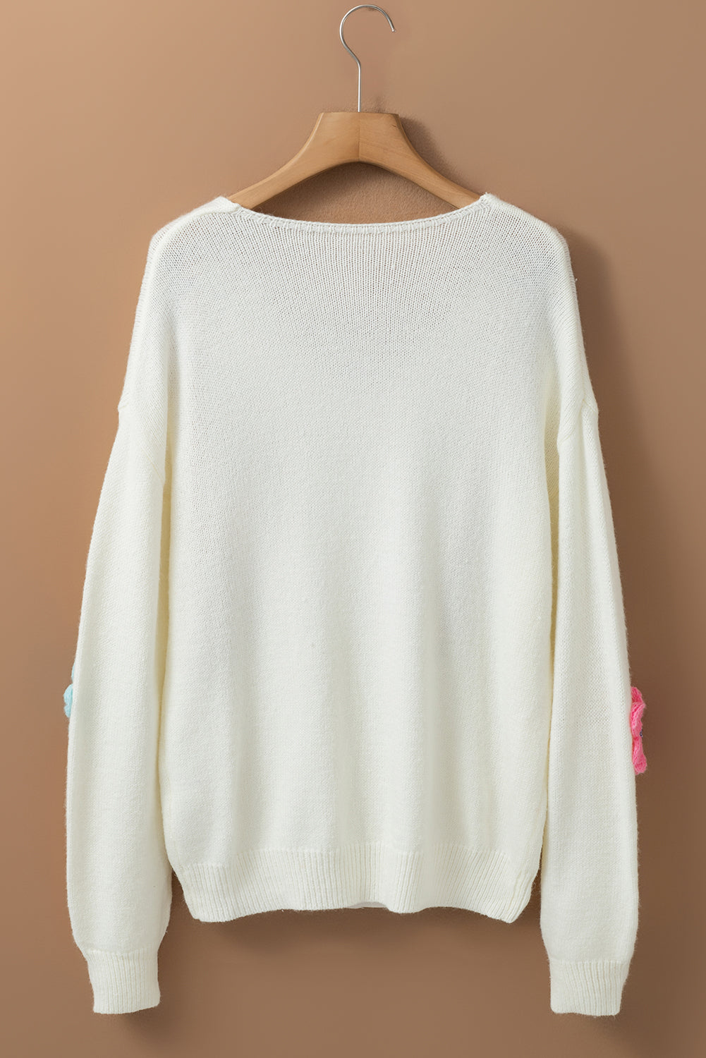 Weißer gehäkelter blumen-v-ausschnitt-pullover