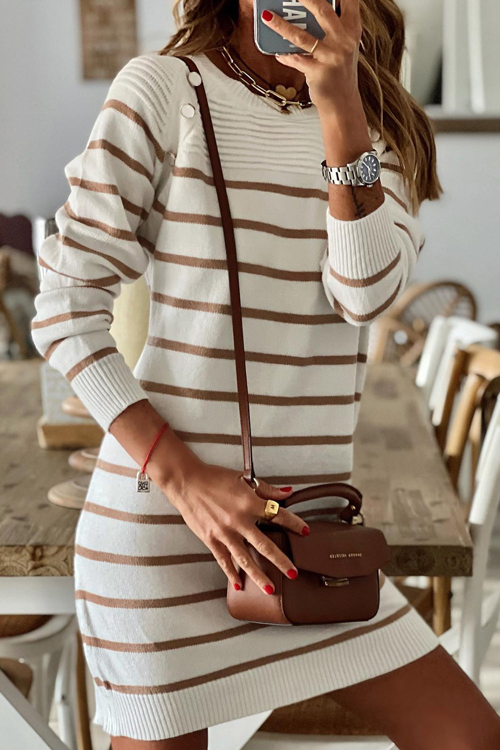 Gestreiftes minipullover-kleid mit rippendetails